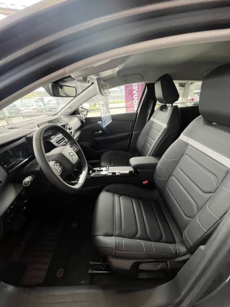 E-C4 136CH (100 KW) Automatique Shine Pack neuve dans votre garage Citroën Rosny sur Seine 78 interieur