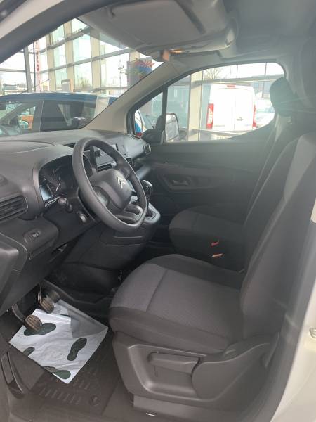 Citroën Berlingo Blue HDi intérieur près de Bréval