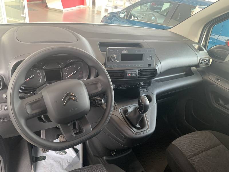 Berlingo Taille M 650kg BlueHDi 100 S&S BVM intérieur à côté de Freneuse