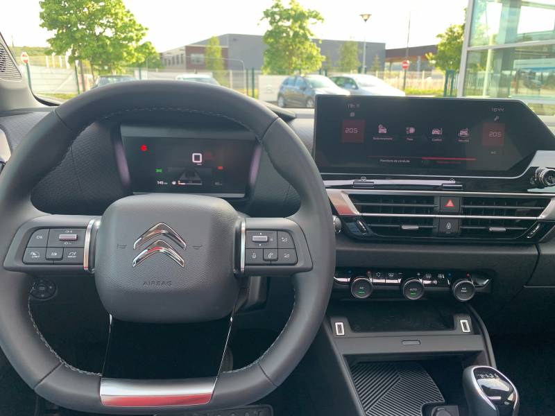 Nouvelle C4 intérieur d'occasion avec recharge sans fil pour smartphone à vendre à la Carrosserie Rosnéenne à côté de Bréval