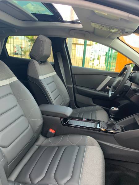 Intérieur avant de Nouvelle C4 à essayer chez votre Agent Citroën Carrosserie Rosnéenne à Rosny sur Seine