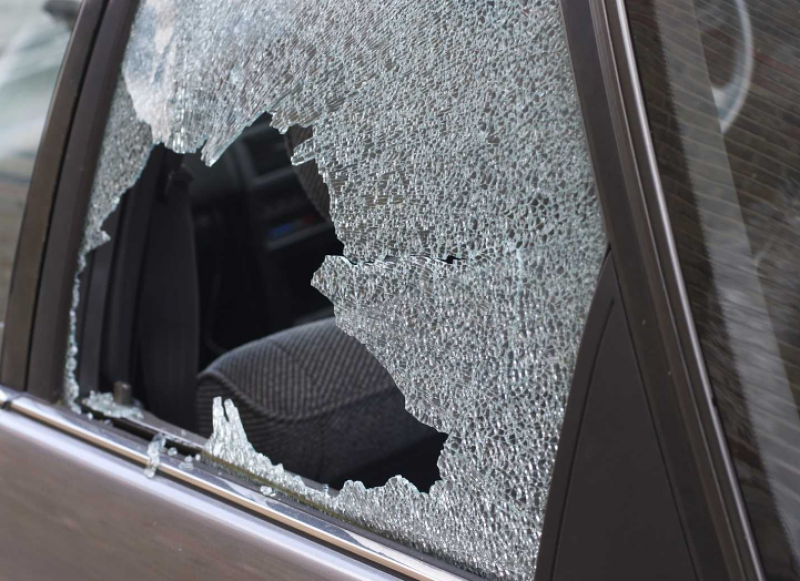 Remplacer une fenêtre cassée dans un garage à Rosny Sur Seine situé entre Mantes la Jolie et Vernon